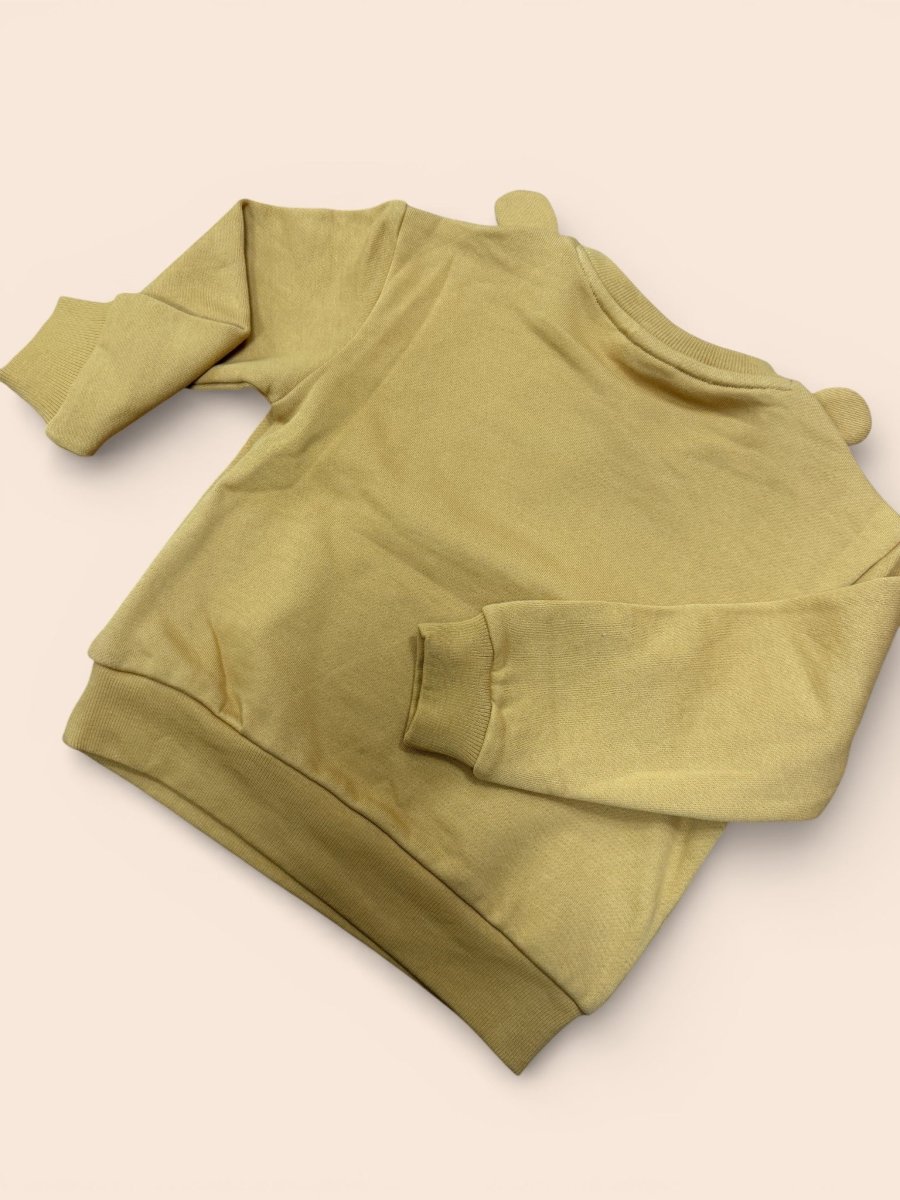 Sudadera infantil color mostaza con carita de oso y orejitas - Imagen 3